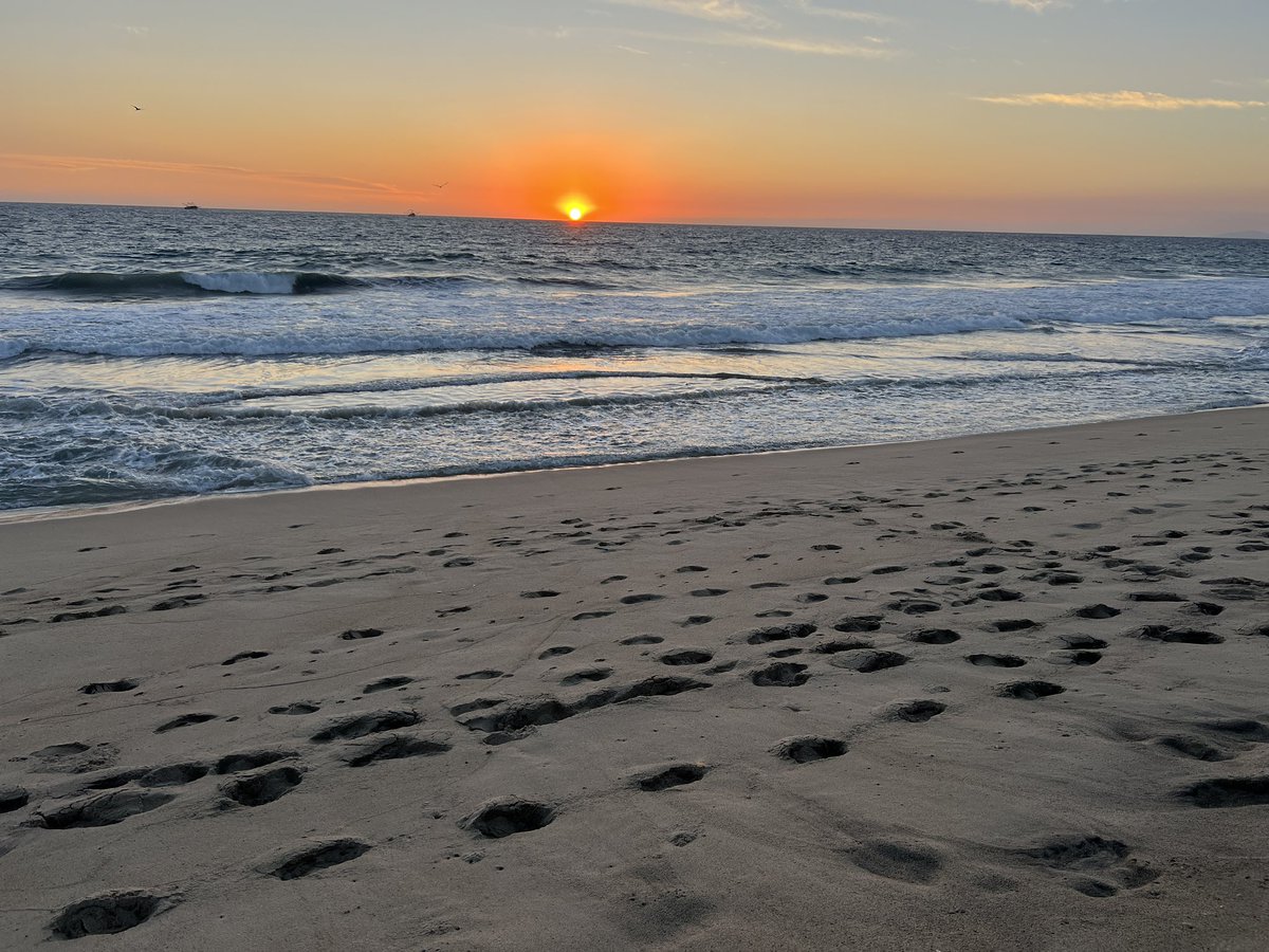 GoPuerto's tweet photo. Pacific Sunset and Happy Hour in #PuertoEscondido #Oaxaca https://t.co/Sek9QzdJ3Q