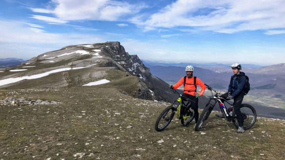 VisitNavarra's tweet photo. 🚴🏻‍♀️ Nafarroa sakon ezagutu nahi baduzu eta bizikleta mundua maite baduzu, ezinbesteko hitzordua duzu!

⛰️ 15 plan baino gehiago bizikletaz Nafarroa osoa zeharkatzeko, pedalei eragiten diezun bitartean paraje zoragarriak ezagutzeko.

😍 Etorriko al zara?

https://t.co/WS6rrl19Qj https://t.co/R5dmLLFDtw