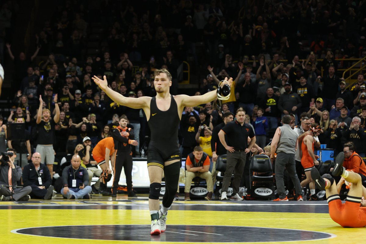 Hawks_Wrestling's tweet photo. 𝙇𝙚𝙚 𝙒𝙞𝙩𝙝 𝙩𝙝𝙚 𝙋𝙞𝙣!!

in his final match in Carver, Spencer Lee walks off in style, He gets the pin in 51 seconds.

#Hawkeyes 21, OSU 0 https://t.co/e6dbsgINrd