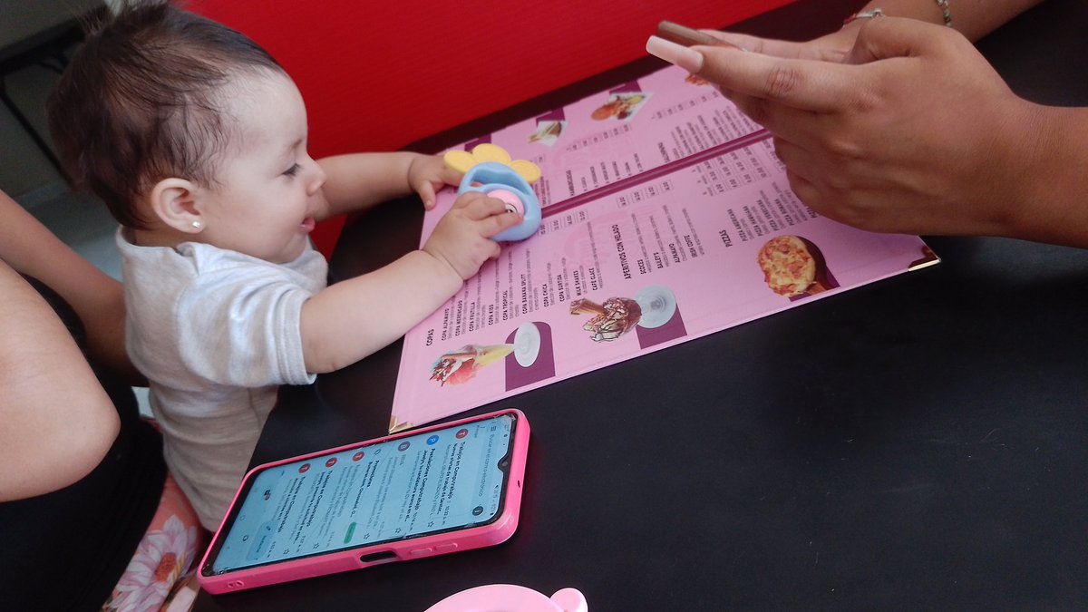 Vangianella's tweet photo. Alguien mas que cuando sale con una bebé es mas difícil comer? 😂 https://t.co/7zjW1jX3bT