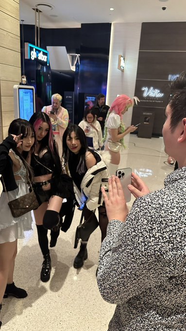 1 pic. This convention, @JoeTruVo cosplayed as a tripod ?♥️ https://t.co/XHGfVnK0yx https://t.co/w1b