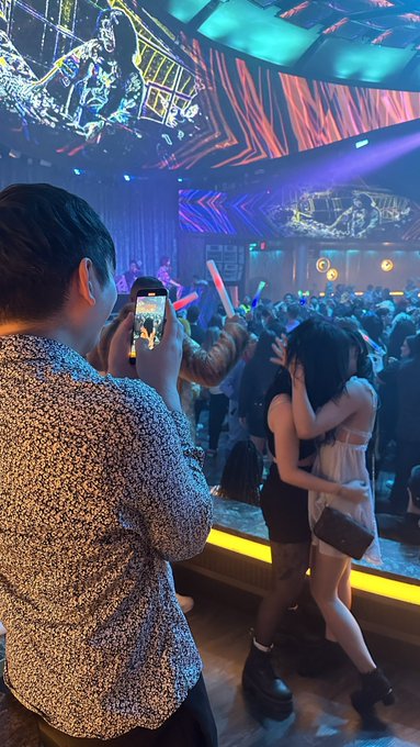 2 pic. This convention, @JoeTruVo cosplayed as a tripod ?♥️ https://t.co/XHGfVnK0yx https://t.co/w1b