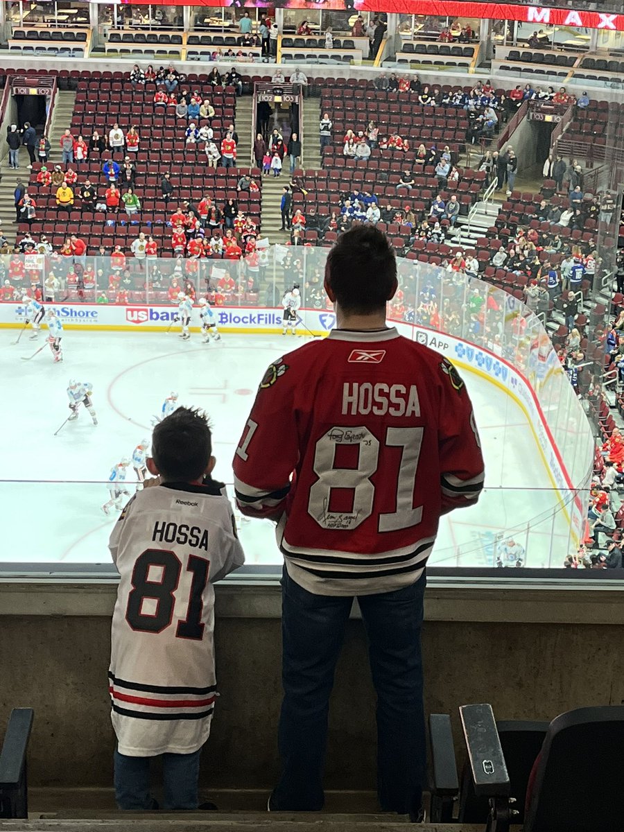 hot_shell_orbz8's tweet photo. First @NHLBlackhawks game https://t.co/2iL9BHIp3z