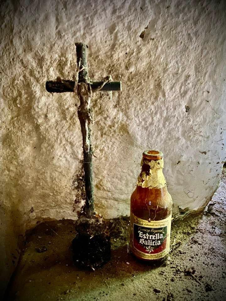 santiagogrial's tweet photo. O que atopa @CarmelaMuxia en lugares abandonados e abertos de Galicia é impresionante. https://t.co/4UBI2qUuEF