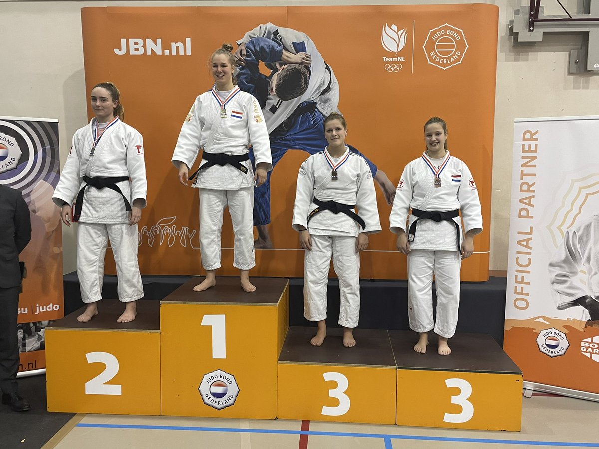 TopJudoUtrecht's tweet photo. Esmé Scherrenberg wint Brons tijdens het NK -21.
In de klasse tot 70 kg moest Esmé alleen in de halve finale, ondanks een voorsprong, verlies incasseren. De daarop volgende strijd om het Brons wist zij in haar voordeel te beslechten.
#NK #Brons #Medaille #Talentontwikkeling #Judo https://t.co/uFmo3PXHdV