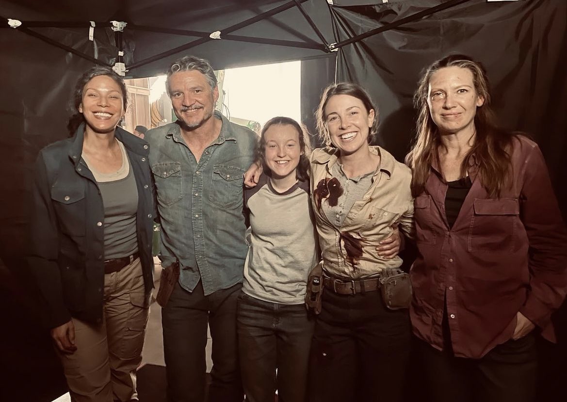 AnnaTorvFrance's tweet photo. 🎬 BHS : Coulisses du 1X01 avec Merle Dandridge, Pedro Pascal, Bella Ramsey, Gina Louise Phillips et Anna Torv ! ✨

📸 : Gina Louise Philips (Instagram)

#TheLastOfUs 
#TheLastOfUsHBO https://t.co/rL1gam8Tsr