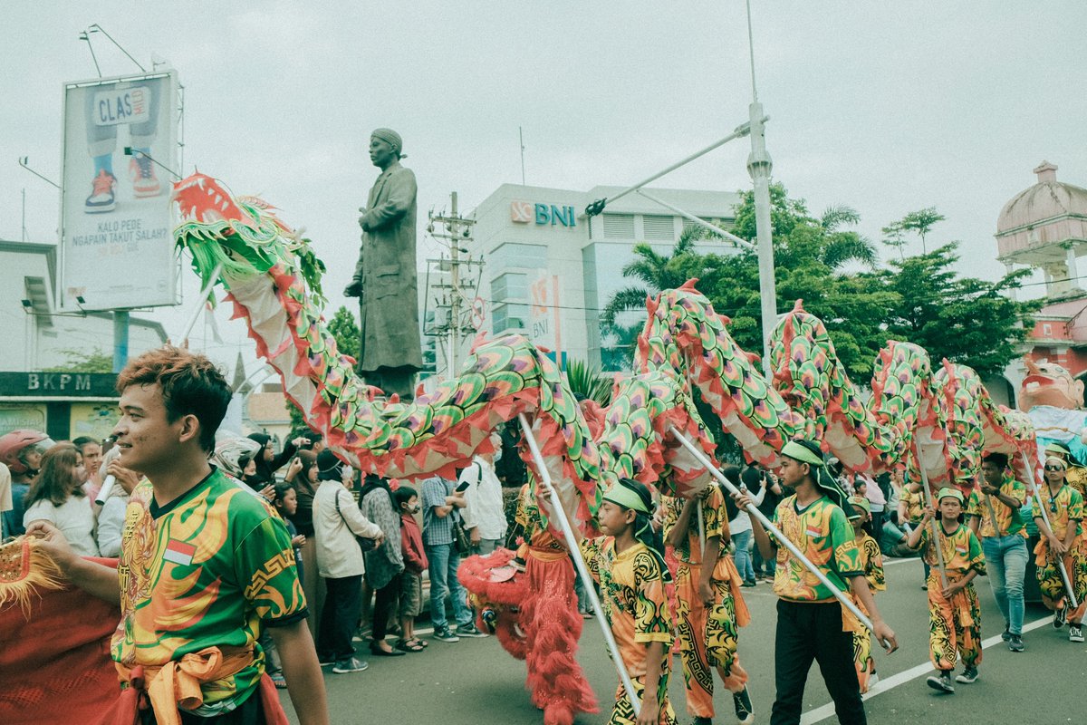 ArdiannArd's tweet image. ~Tarian Naga Cap Go Meh~

Naga-naga meliuk-liuk di sepanjang jalanan Salatiga. Kepalanya naik turun. Badan panjangnya pun turut serta menari-nari membentuk lingkaran.

#capgomeh #fujifilm #liong