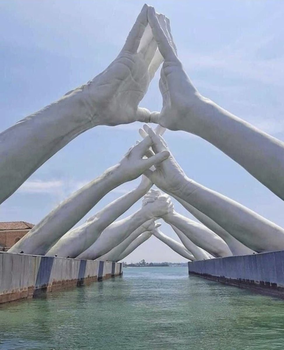 Escultura del artista #LorenzoQuinn en la Biennial de Venecia, llamada “Tendiendo Puentes” significa la necesidad de  entender y superar las diferencias entre la humanidad. Representa 6 valores, Amistad, Sabiduría Solidaridad, Fe, Esperanza y Amor.