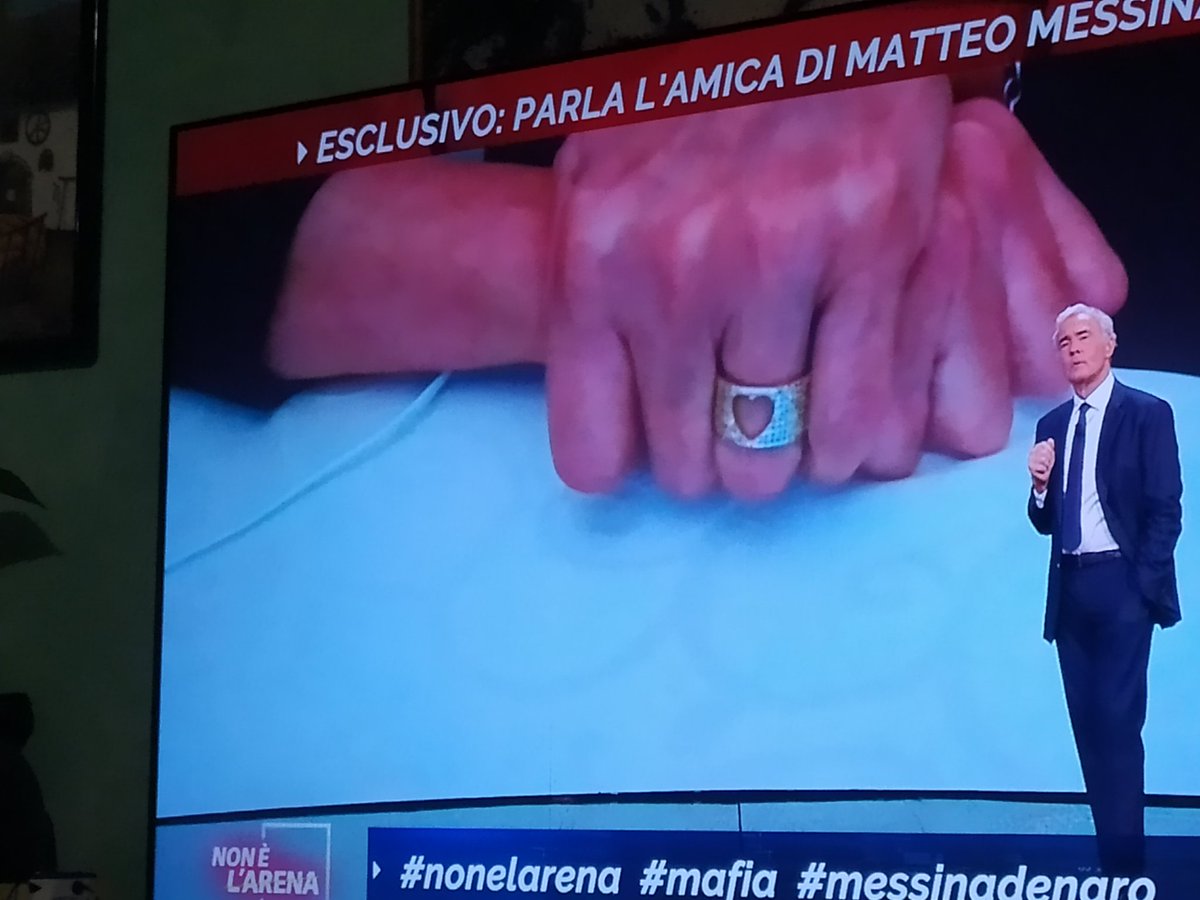 Secondo me la Sig.ra amica di #MattiaMessinaDenaro, stasera in Tv  a @nonelarena mostrando questo anello con il cuore sta mandando un messaggio al #boss. È un suo regalo? Mah...