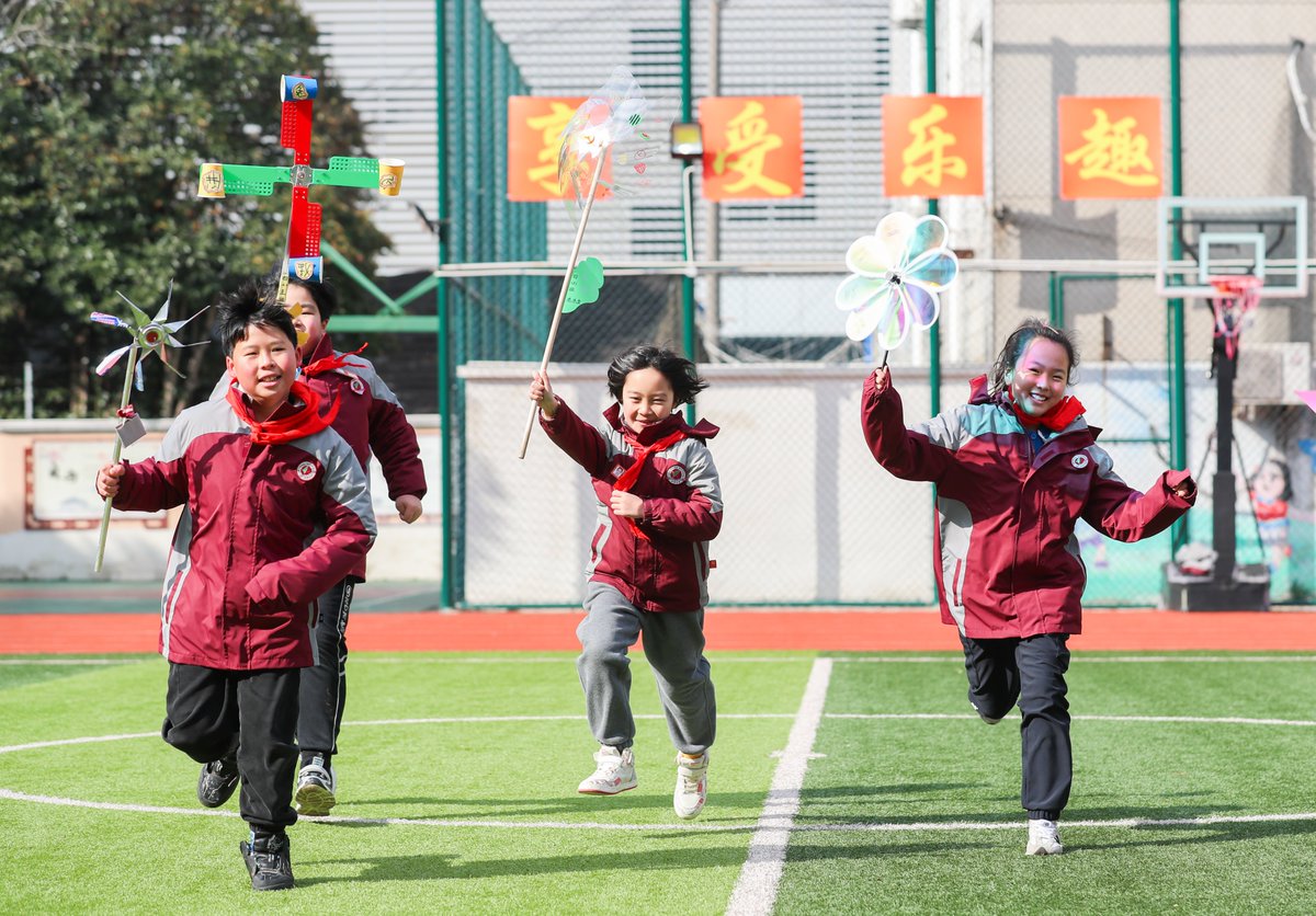 GoSongjiang's tweet photo. 🎒Winter holiday is over, and the new semester begins. Songjiang students are ready for school🏫! 

#schoolteens #termbegins #Songjiang #Shanghai #China https://t.co/AkPRg7dvmX