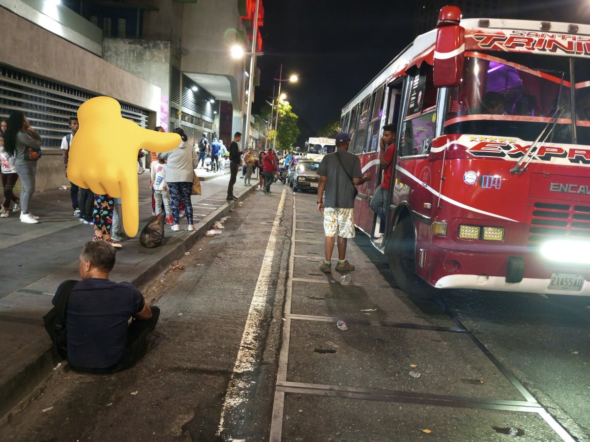 InforTvenezuela's tweet photo. En la parada de transporte público de Bellas Artes en Caracas, el chófer con el colector golpean a un pasajero de unos 55 años,solo por defender su derecho al pasaje justo.
Cobraban 10 Bs.
Esta es la unidad,placas 21A55AD.
Bellas Artes-Caricuao 
@PNBVzla @DouglasRicoVzla #Cicpc https://t.co/n5dvEjU3mh