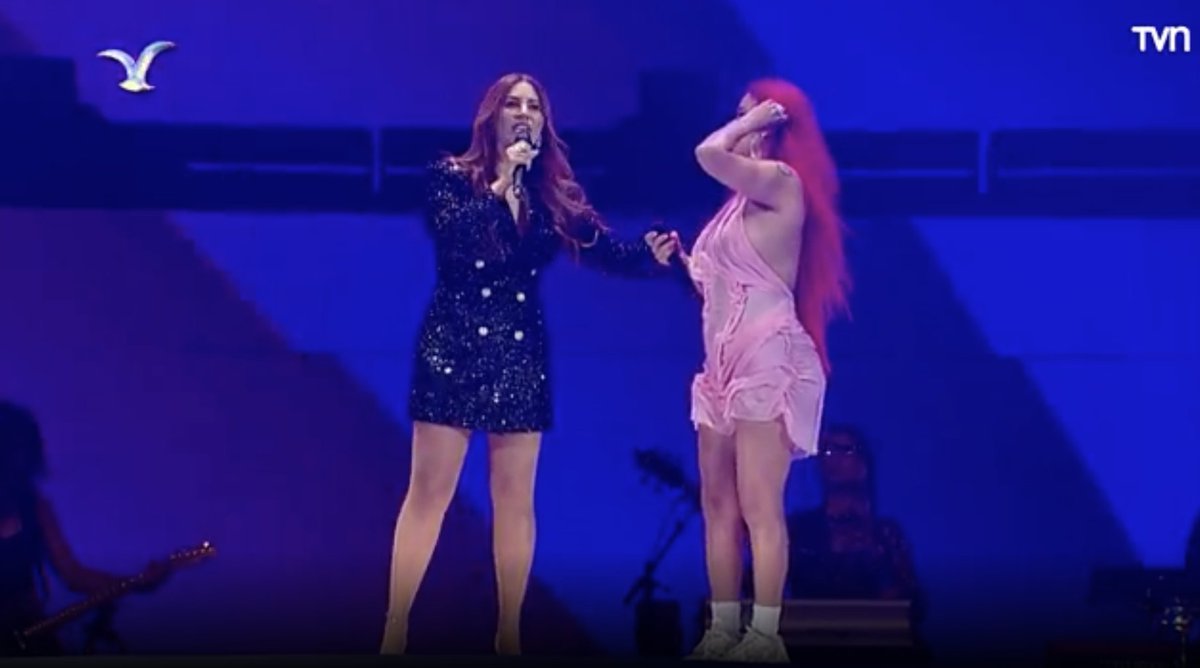 TVN's tweet photo. ✨🕊 #FestivalDeViña2023

Myriam Hernández se subió al escenario a cantar "El hombre que yo amo" junto a Karol G. La "Bichota" confesó que era fanática de toda la vida de la cantante chilena 😍

📡 En vivo https://t.co/XYEkJadpbI
▶️ 
@tvnplay
 https://t.co/mzzUn3128s https://t.co/se8ESAa4N5