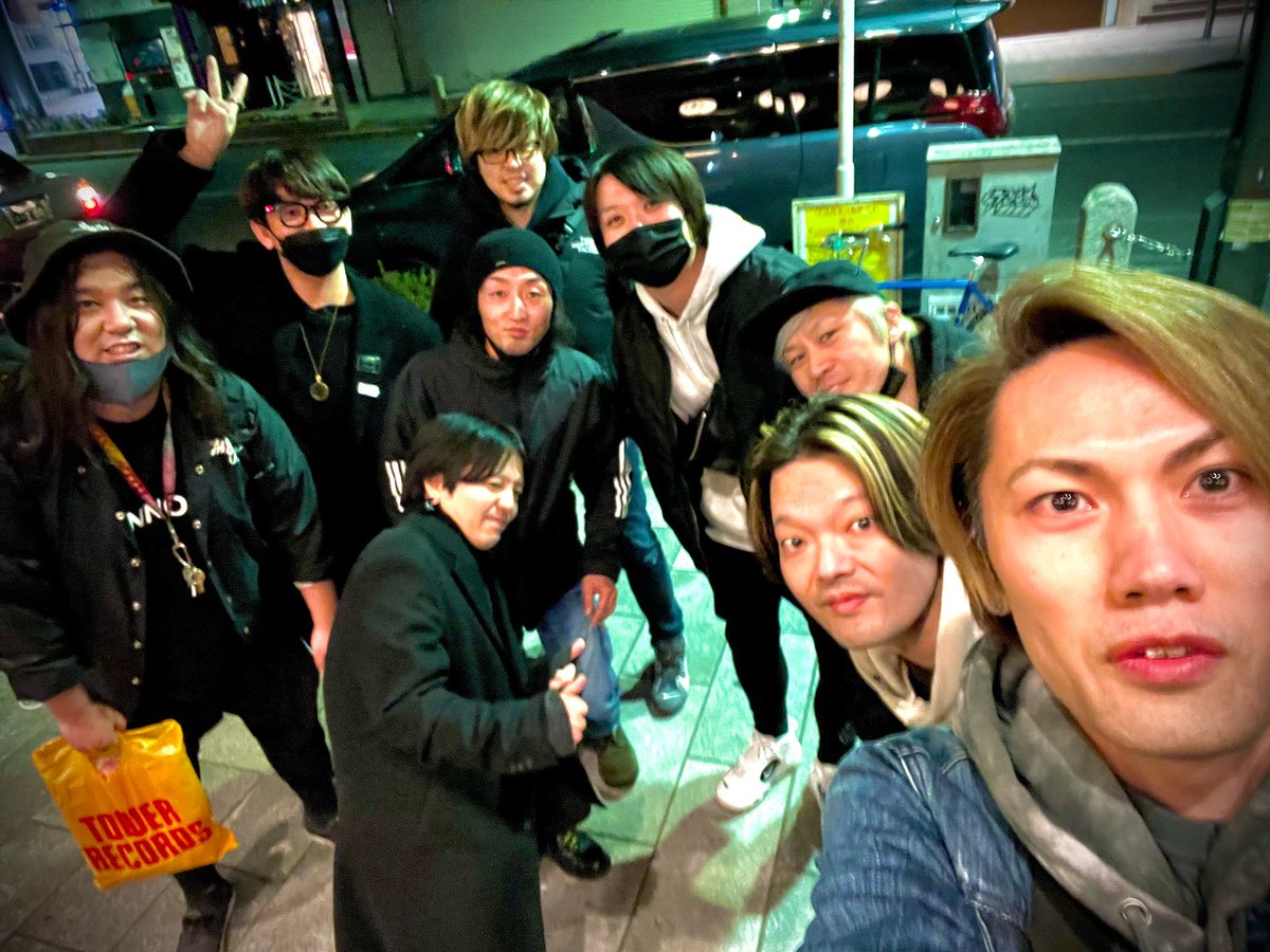 shohei_p2_SxAxL's tweet photo. レッチリ終わって仲間が集まってくれたーありがとう😊
#NYF
#SILHOUETTEFROMTHESKYLIT
#JAWEYE
#supernova
#AIRSWELL
#studiok5 https://t.co/eNBb7vkVbZ