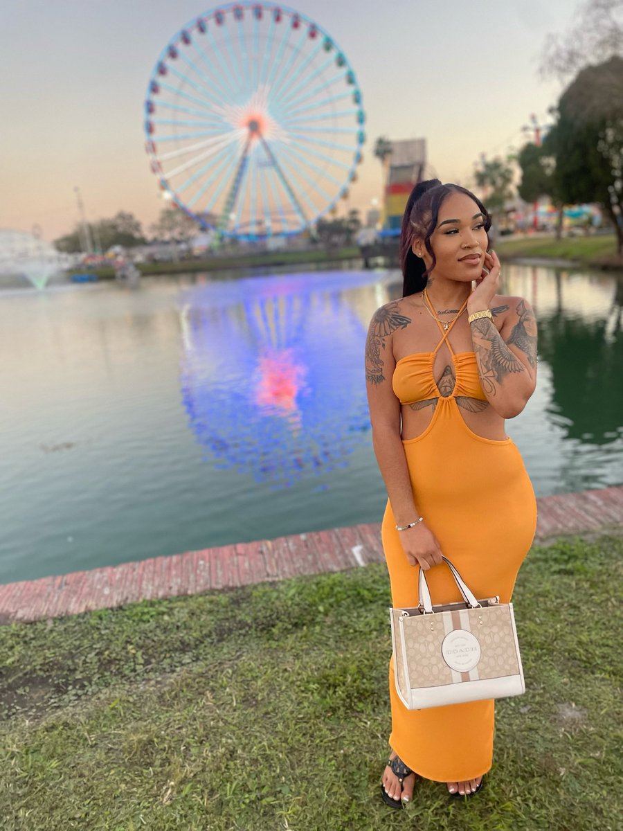 ItsAsia4real's tweet photo. 🎡🎠 https://t.co/GrltuVKrXt