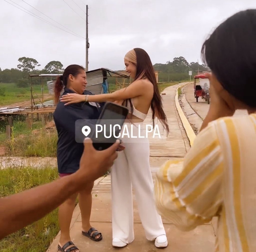 Mel_Prada04's tweet photo. Cuánta gente la recibió en el aeropuerto😱 que lindo tanto cariño🥹 Siempre con los pies en la tierra❤️ @RosangelaEslo 

-En la cuenta esloproducciones en IG encuentran los stories completo https://t.co/089z2a5dru