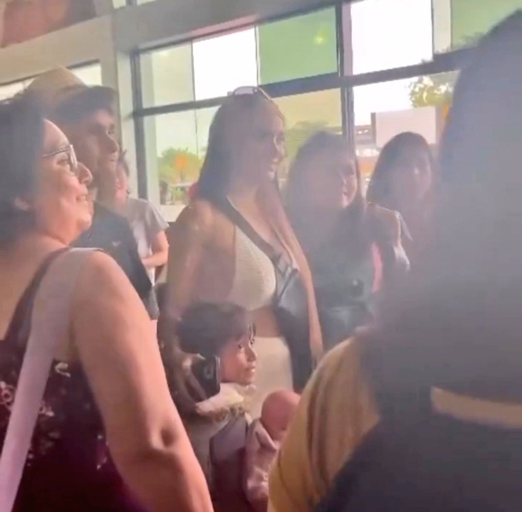 Mel_Prada04's tweet photo. Cuánta gente la recibió en el aeropuerto😱 que lindo tanto cariño🥹 Siempre con los pies en la tierra❤️ @RosangelaEslo 

-En la cuenta esloproducciones en IG encuentran los stories completo https://t.co/089z2a5dru