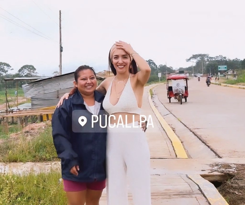 Mel_Prada04's tweet photo. Cuánta gente la recibió en el aeropuerto😱 que lindo tanto cariño🥹 Siempre con los pies en la tierra❤️ @RosangelaEslo 

-En la cuenta esloproducciones en IG encuentran los stories completo https://t.co/089z2a5dru
