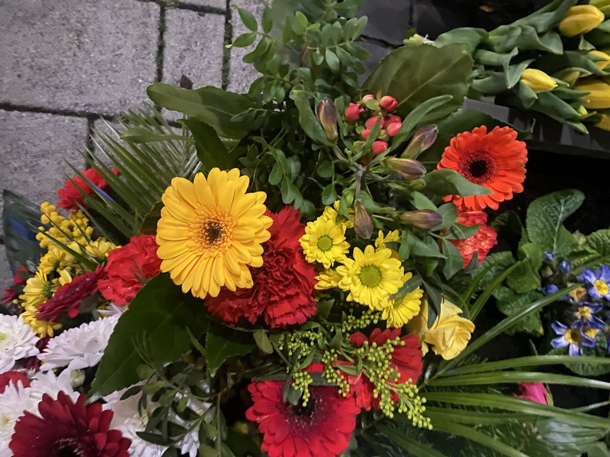 Mögen Blumen wie diese, die wir heute an einem der Tatorte niedergelegt haben, ein wenig dazu beitragen, dass wir alle #Hanau nicht vergessen &amp; keinen #Rassismus zulassen.