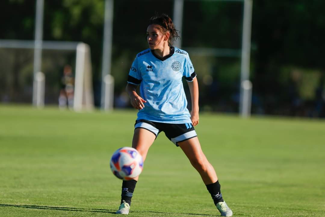 ¿Cuántas jugadas posibles verá la <a href="/Arireche_/">Ari.Reche</a> antes de controlar la pelota? 🧠⚽