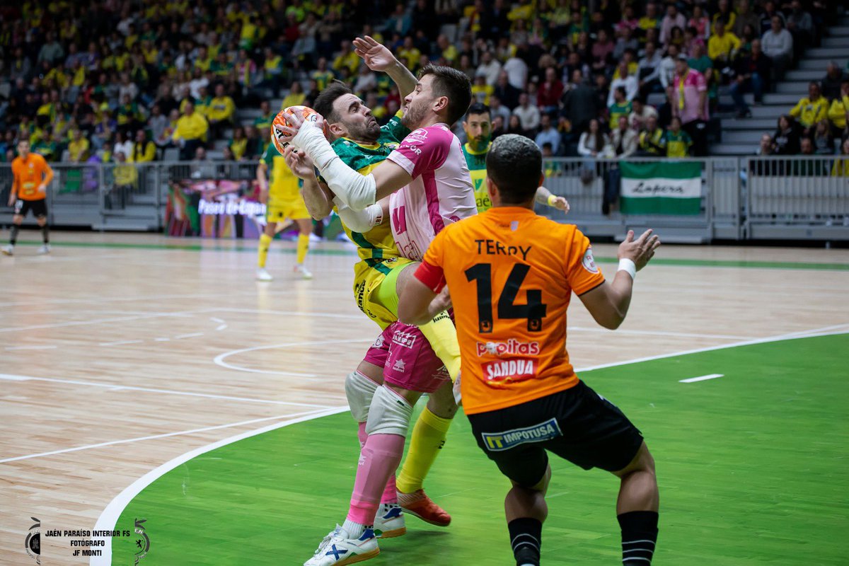 EspindolaFutsal's tweet photo. Ontem vencemos mais uma e agora somamos 19 jogos sem perder. Seguimos na segunda colocação da tabela. 🔰🙌⚽️
#boaraça #boraaa https://t.co/T897ax3hl8