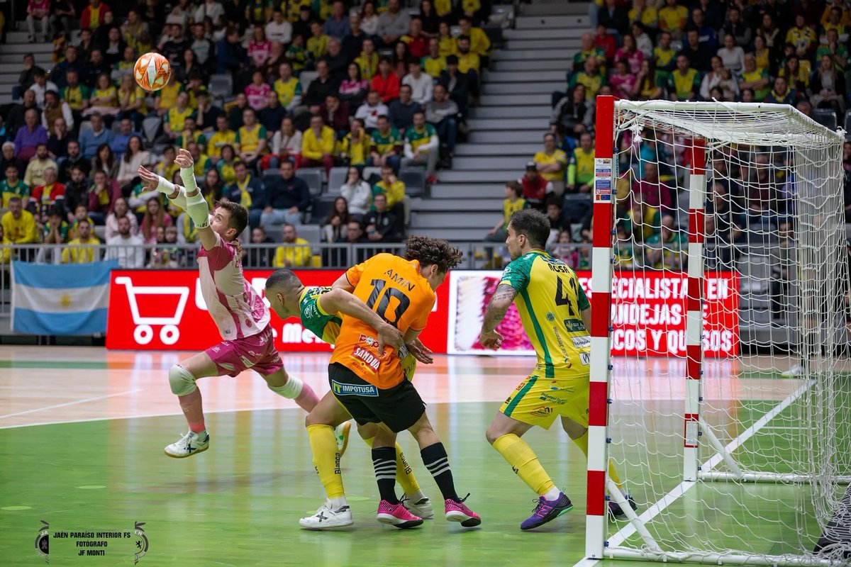 EspindolaFutsal's tweet photo. Ontem vencemos mais uma e agora somamos 19 jogos sem perder. Seguimos na segunda colocação da tabela. 🔰🙌⚽️
#boaraça #boraaa https://t.co/T897ax3hl8