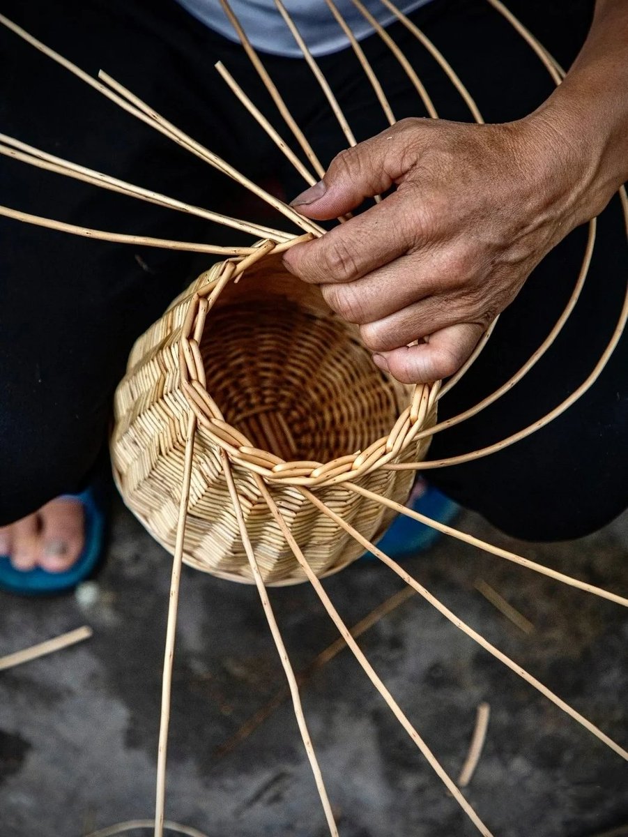 VisitShandong's tweet photo. Woven with wicker has a history of over 1,400 years in #Linshu, #Shandong (山东). Various things can be made from wicker with Linshu people's skillful hands. Willow-woven items are environmentally friendly, durable and have their own sense of rugged simplicity. #friendlyshandong https://t.co/oozJlydH7f