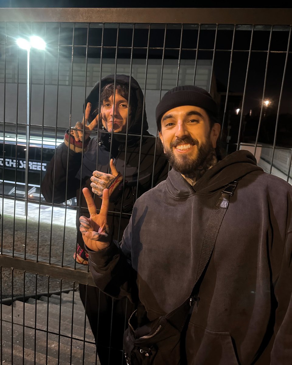 Renezzbro's tweet photo. He ido a visitar a Oliver Sykes en la cárcel https://t.co/xbALfgK206