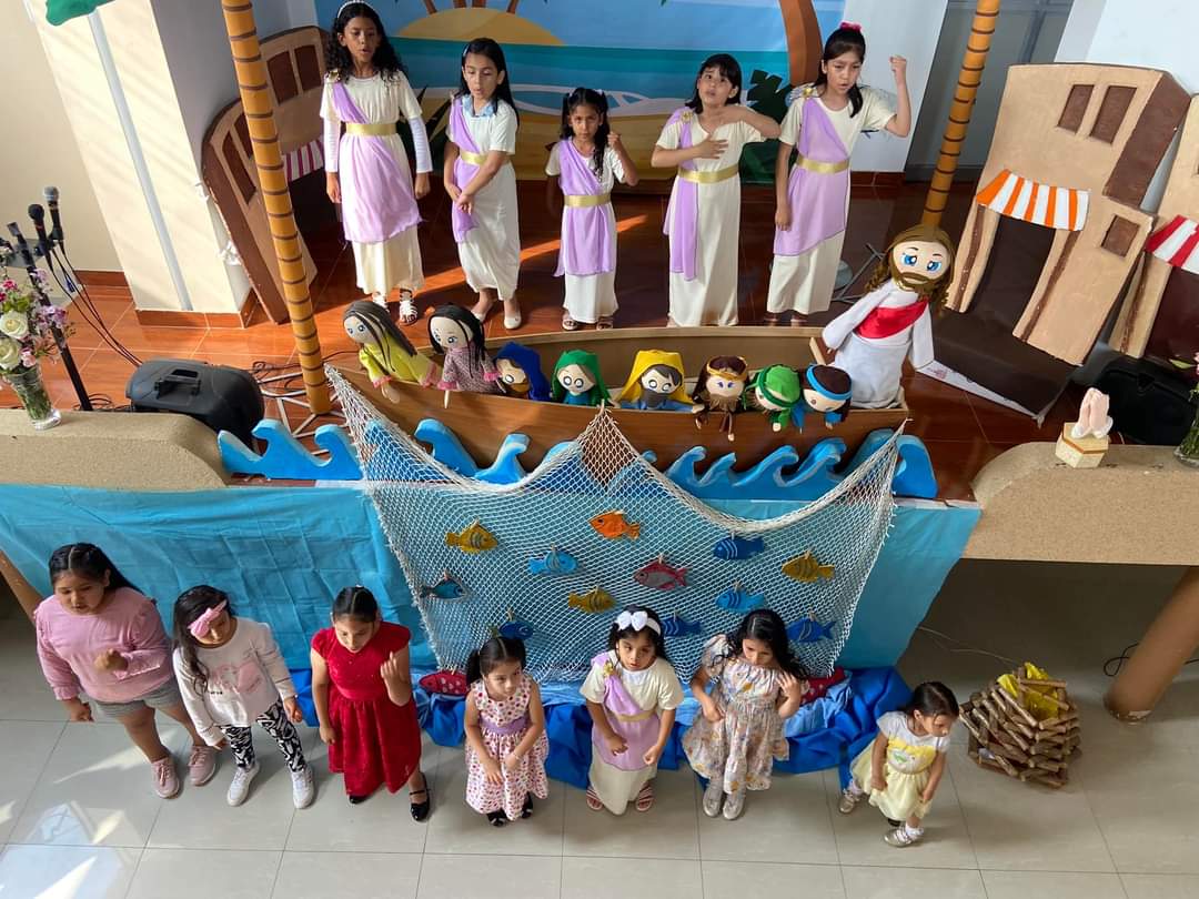 edsonvguerrerol's tweet photo. La Escuela Cristiana de Vacaciones en el #DMLaMerced se desarrolló con gran éxito. Se logró en los menores conocer la obra de Jesús por el mar de Galilea y se logró integrar a más participantes en el Club de Conquistadores y Aventureros. #RID #DMLaMerced #ANoP https://t.co/YgeH7gIucp