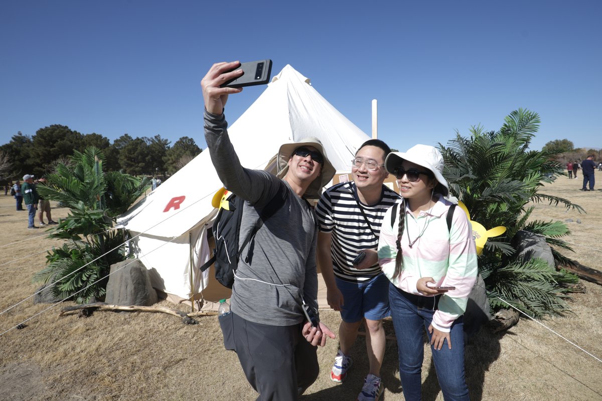 PokemonGoApp's tweet photo. Everywhere you look, Trainers are exploring, trading, and making new friends!

That’s what #PokemonGOTour is all about. https://t.co/ur85KWsBXg