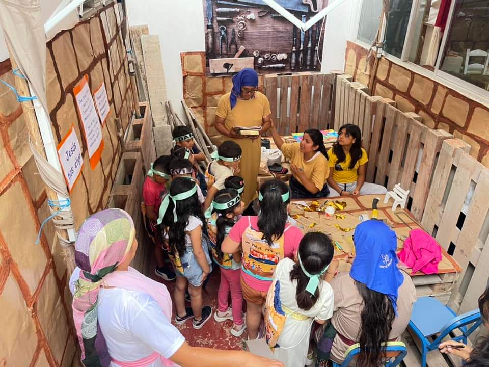 edsonvguerrerol's tweet photo. La Escuela Cristiana de Vacaciones en el #DMLaMerced se desarrolló con gran éxito. Se logró en los menores conocer la obra de Jesús por el mar de Galilea y se logró integrar a más participantes en el Club de Conquistadores y Aventureros. #RID #DMLaMerced #ANoP https://t.co/YgeH7gIucp