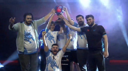 Bir haftalık serüvende size maçları ulaştırmanın en keyifli anındayım. KUPANIN ALINDIĞI ANDAYIM!

<a href="/eternalfiregg/">Eternal Fire</a> tebrikler! Bu saatte 45K kişi anlık bu mutluluğa ortak olmaya çalıştık!