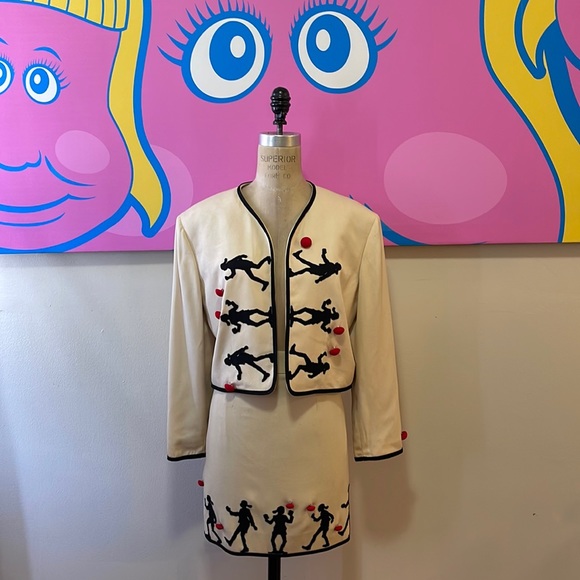 WalkerViden's tweet photo. So good I had to share! Check out all the items I'm loving on @Poshmarkapp #poshmark #fashion #style #shopmycloset #moschino: https://t.co/KcEKIoeREg https://t.co/wwPlklDgQH