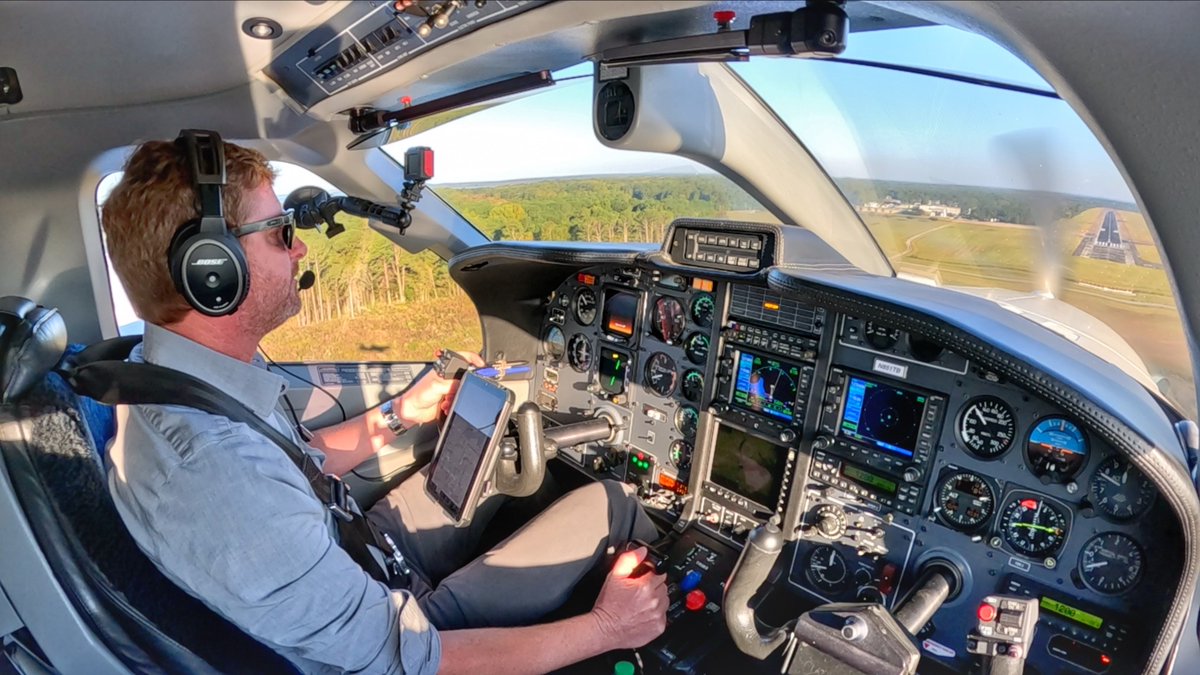 PivotCase's tweet photo. Our friend @steveo1kinevo on approach in his company TBM 850, with his iPad Mini 6th gen protected by a PIVOT T21A case, and secured to the yoke with the PIVOT Claw Mount. 😎 🛩️
#PIVOTCase #Flying https://t.co/5Ioysb6FtU