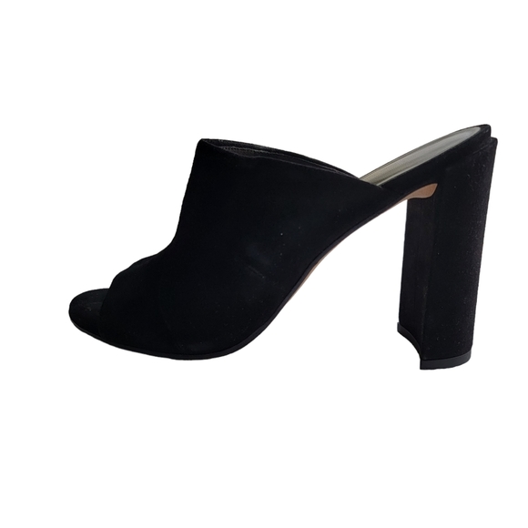 Fitlific's tweet photo. So good I had to share! Check out all the items I'm loving on @Poshmarkapp #poshmark #fashion #style #shopmycloset #bandolino #stuartweitzman #badgleymischka: https://t.co/BtD4lAcbPx https://t.co/OLB63XIHqE