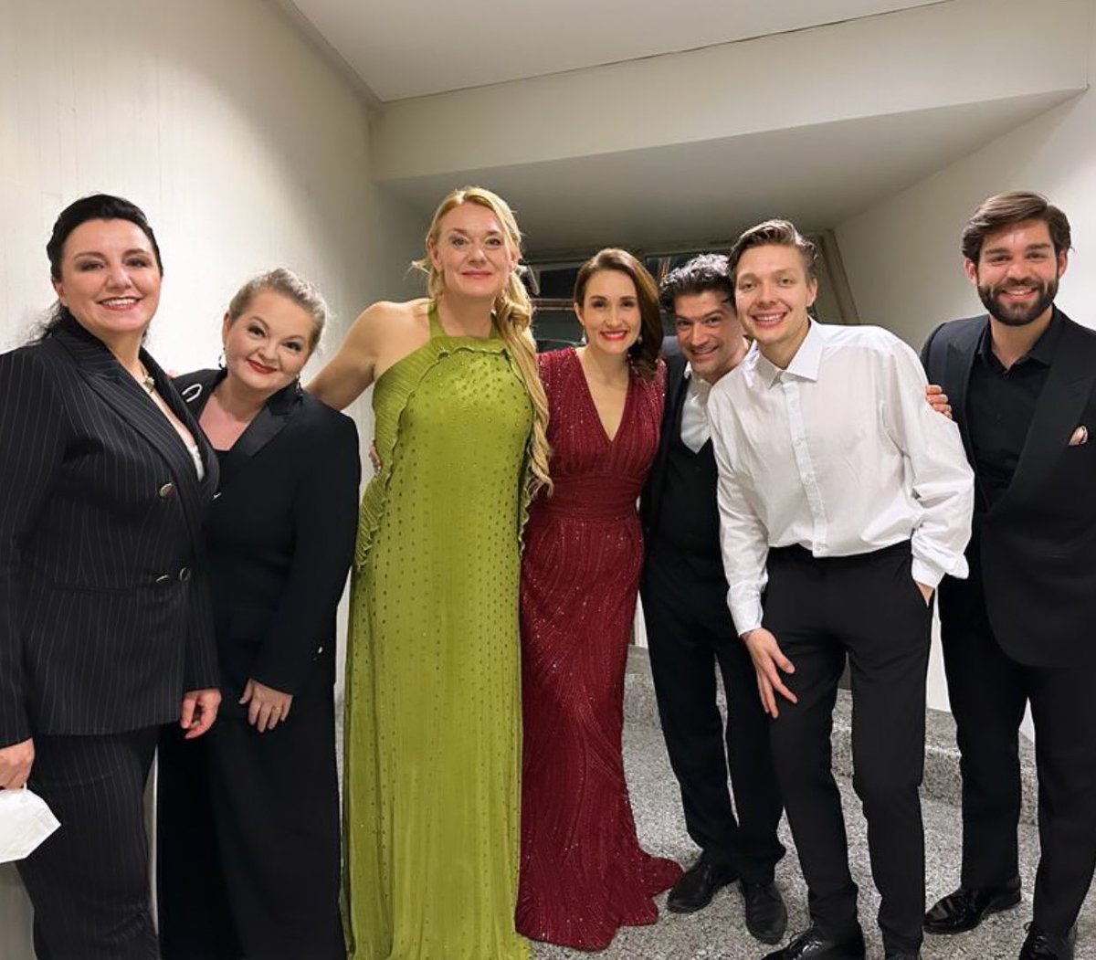 morley_erin's tweet photo. We did it!! Thank you, Valencia! Love from the Alcina team ♥️ @AnnaBonitatibus @egdeshong #MagdalenaKozena @ContaldoValerio @mdlgrenoble @LesArtsValencia https://t.co/reStOychhZ