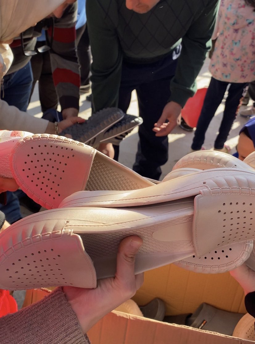 📍GEMLİK
Kızılay Kadın Gemlik olarak Karacaali Kampında ikamet etmekte olan depremzedelerimizi ziyaret ettik. 
Bu zor günleri sevgi bağımızla aşacağız,yaralarımızı birlikte saracağız.🌙
#MerhametÇınarları 
#KızılayKadınları