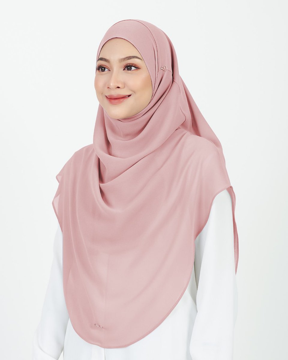 zairaarshad's tweet photo. Menangis suami sebab isteri siap lebih cepat!! 😭😭

Sarung je auto cantik pulak.
Macam in love pulak tudung Lustia ni, dah la nampak manis and sopan je🥰❤️

https://t.co/uzuVGcapLN https://t.co/dv7s104STO