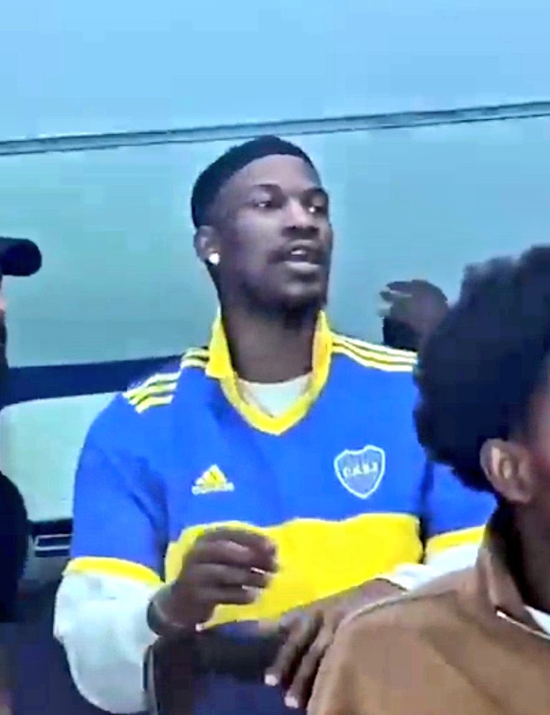 6toHombreLATAM's tweet photo. Jimmy Butler con una camiseta de Boca dice presente en La Bombonera. https://t.co/RXQMWkW1nN