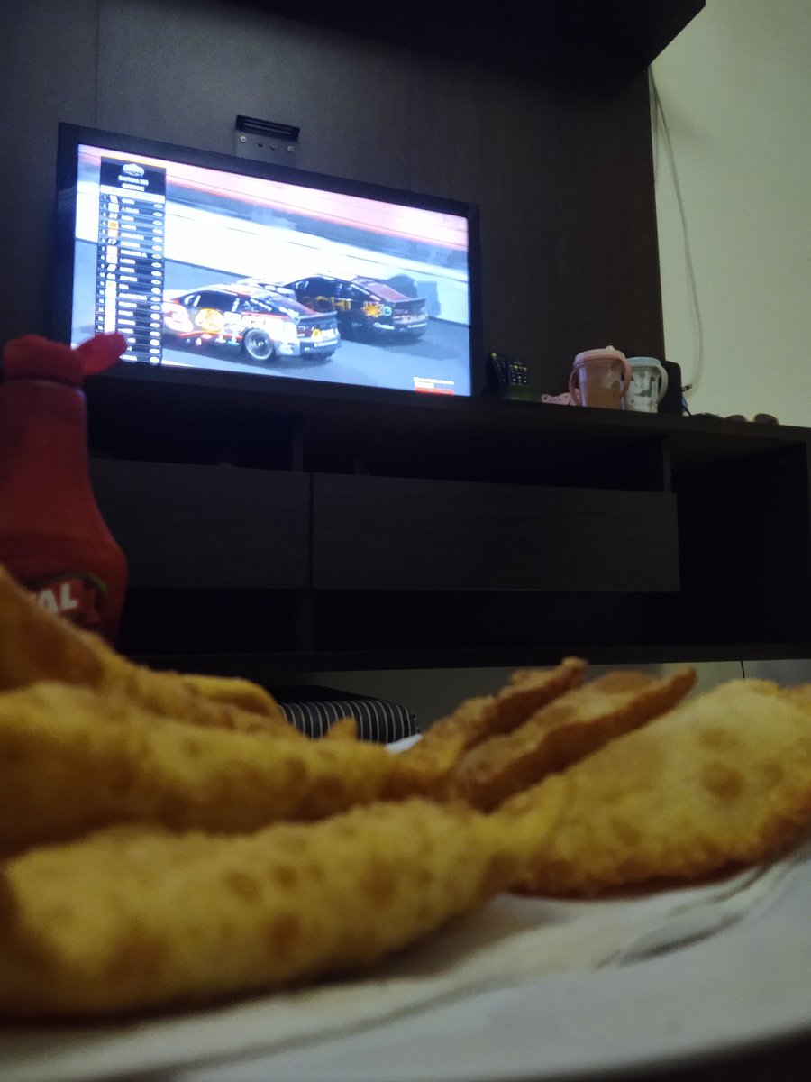 zeh_mesquita's tweet photo. A fome não aguentou esperar não. Servidos??? #NascarNoBandsports #goLogano https://t.co/wyUNOUerZG