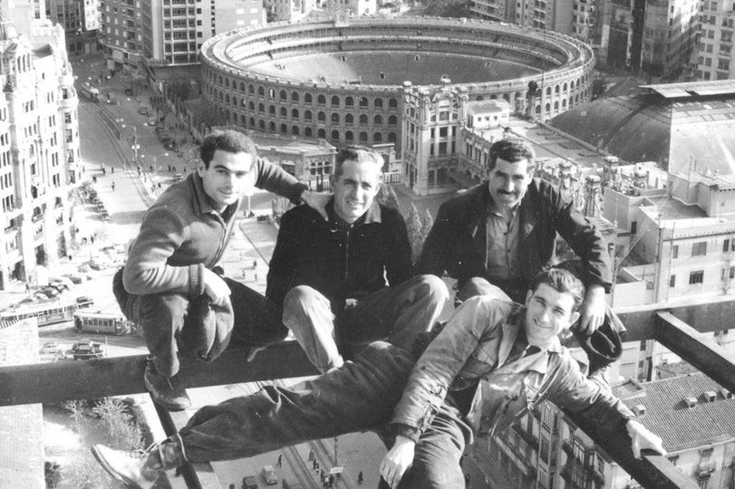 No, no es Nova Iork... és València. Arriscada fotografia feta durant la construcció de l'edifici Garcerán, popularment coneguda com la finca de Ferro, esdevenida l'edifici més alta de la ciutat en aquell moment.