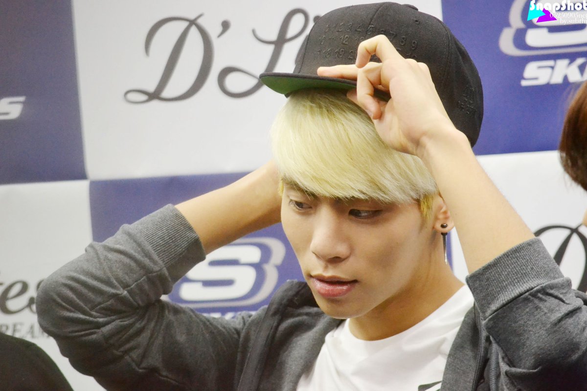 jonghyun-on-this-day-on-twitter-140220-skechers-fansign-event