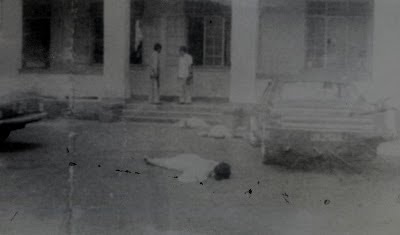 FaktaBukanAuta's tweet photo. Tahukah anda bila cerita pasal org berarak pakai jubah putih, muka bertutup &amp; bawa pedang, teringat akan peristiwa berdarah yg berlaku pd Oktober 1980 di Batu Pahat.

Jam 9pagi sekumpulan 15 lelaki b'pakaian spt itu serang Balai Polis Batu Pahat.

Masuk balai terus libas pedang. https://t.co/AnRo7jbOOq