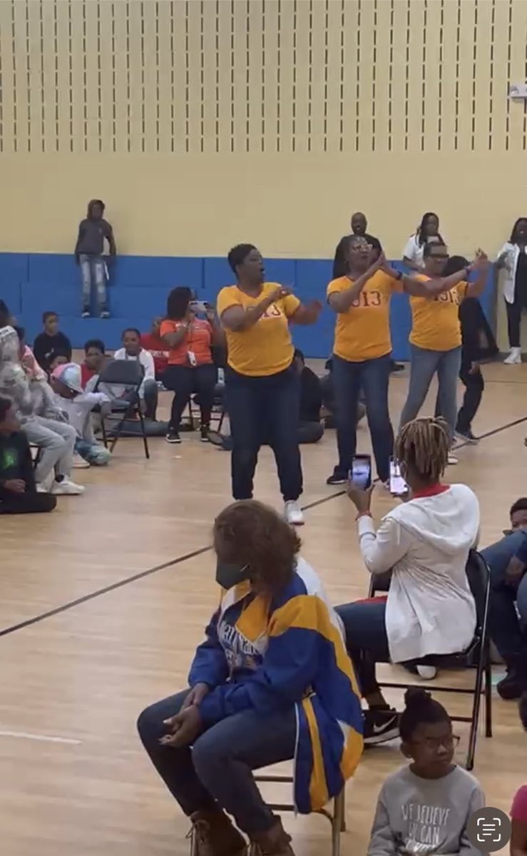 kelsedwards1016's tweet photo. I could not start a new week without making my final post about #CCMW at Perkerson! On Friday we celebrated College Day with a pep rally and it was epic! Our scholars got to have some fun and learn about Greek organizations! @APSPerkerson @ctae_in_aps https://t.co/vwMApKU9cd