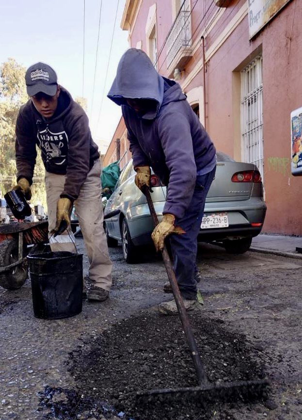 sergiobanosr's tweet image. Familia, atendimos con el #ProgramaDeBacheo 👷🏻‍♂️ permanente, la calle Venustiano Carranza en la colonia Centro 🏡. 

¡Estamos realizando acciones para tener la ciudad que merecemos 💯! 

#CumpliendoPorTuFamilia ✅👨‍👩‍👦‍👦