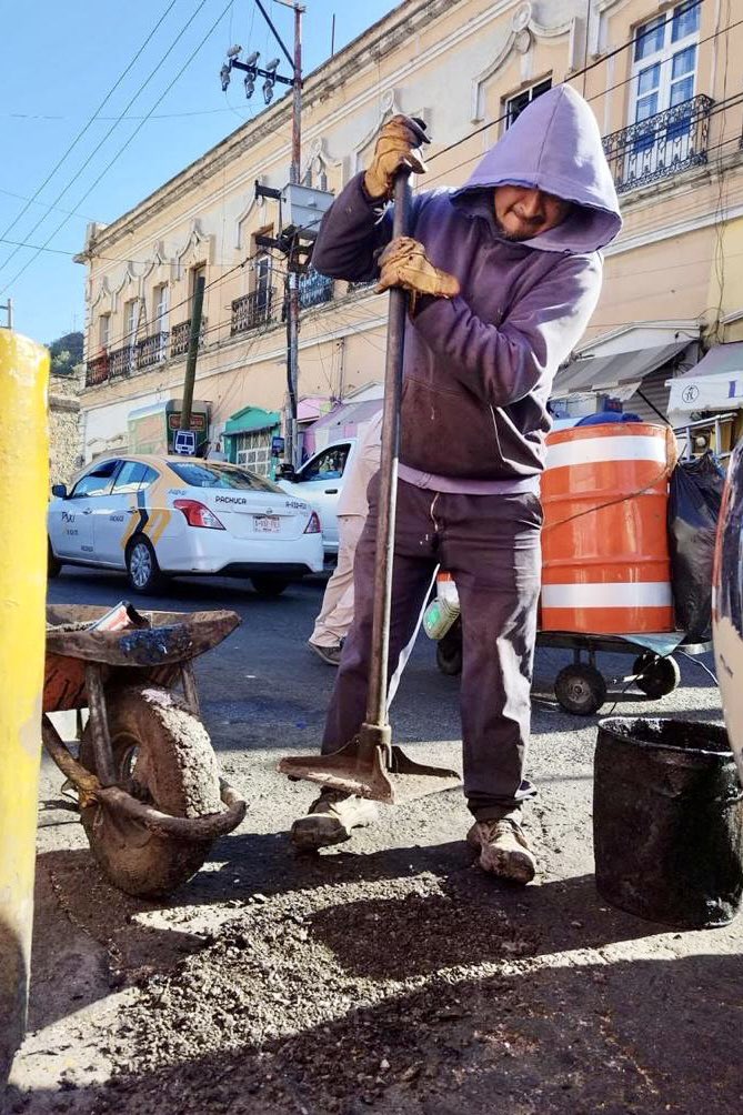 sergiobanosr's tweet image. Familia, atendimos con el #ProgramaDeBacheo 👷🏻‍♂️ permanente, la calle Venustiano Carranza en la colonia Centro 🏡. 

¡Estamos realizando acciones para tener la ciudad que merecemos 💯! 

#CumpliendoPorTuFamilia ✅👨‍👩‍👦‍👦