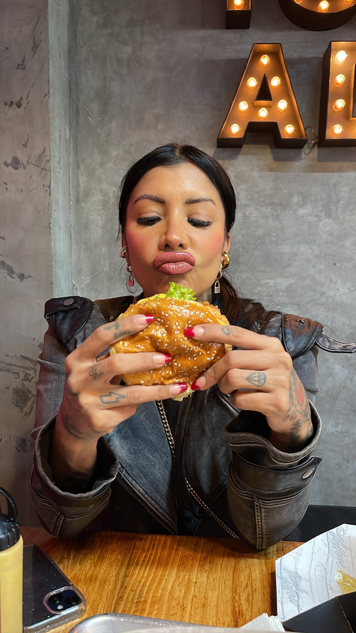 TW Pornstars YeiLove. Twitter. Mis dudas siempre antes de metérmela