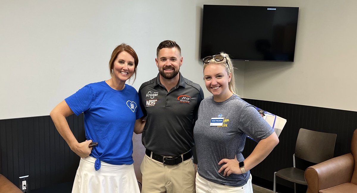 JuliaPalazzo_'s tweet photo. What a WIN! Congratulations @StenhouseJr on your #Daytona500 win!!! Team @kroger is cheering you on always!! 👏🏻 https://t.co/ksnhzYeduZ