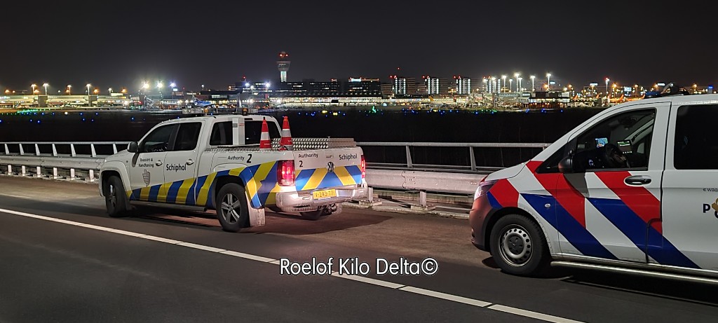 POL_BBS's tweet photo. Even een momentje tijdens de BBS surveillance @Schiphol Op de #blauwebrug om met #landsideauthority wat zaken te bespreken en bijzonderheden te delen. https://t.co/pp5oaZrXBP