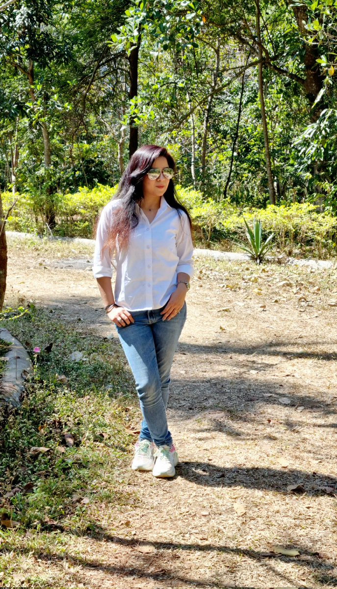 z_theangel's tweet photo. Life is either a daring adventure or nothing at all ππ»
#shootingdiaries #fashionstylist #celebritystyle #arakuvalley #1schedule #telugucinema #telugumovie #goodvibes
#mountains #surbhisoni #ztheangel #whiteshirt #forever #foreverfashion #white #aviator #missindiainternational https://t.co/VtxRLjamIX