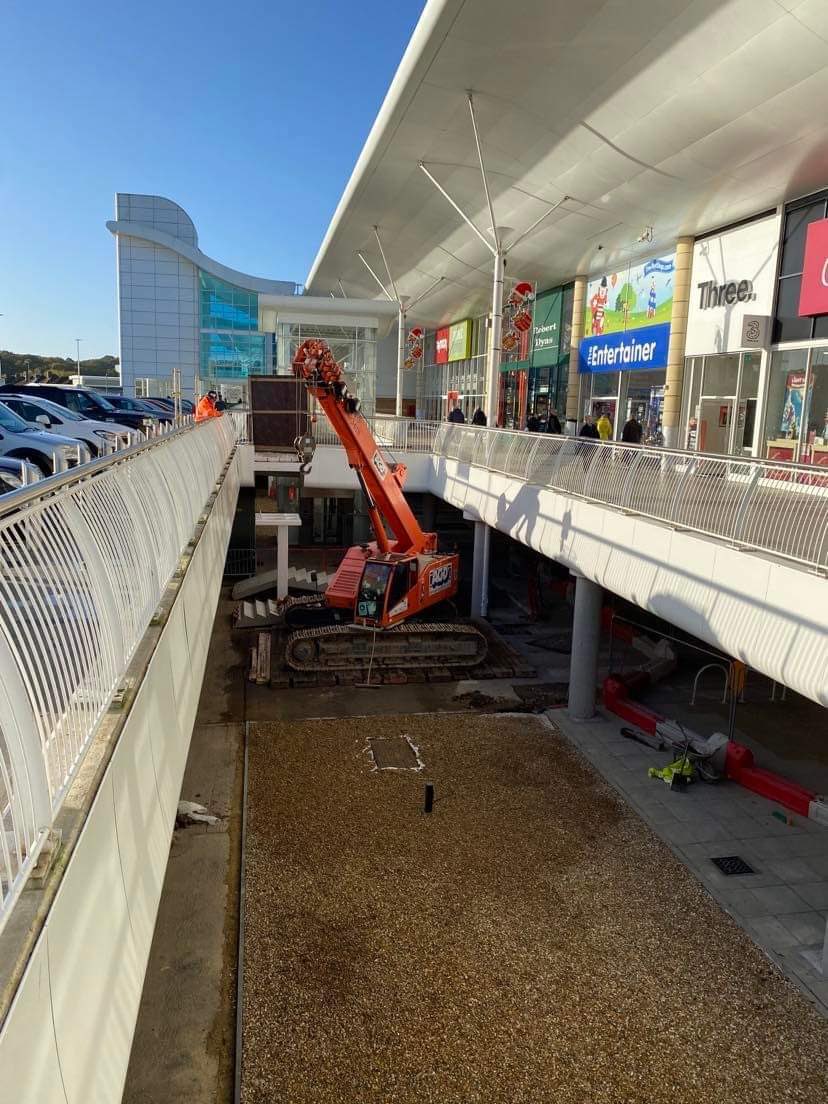 AGDEquipment's tweet image. #RestrictedAccess specialists @AGDEquipment demonstrating their ability to work in very tight spots time and again. 

Pictured here in Bournemouth two #Marchetti Sherpina 25 tons #TelescopicCrawlerCranes working from the car park of an existing shopping centre.